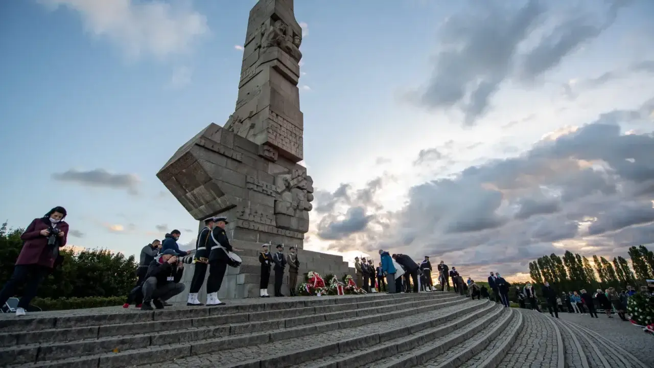 Uroczystość przy Pomniku Obrońców Wybrzeża na Westerplatte. Warto zobaczyć to miejsce pamięci.