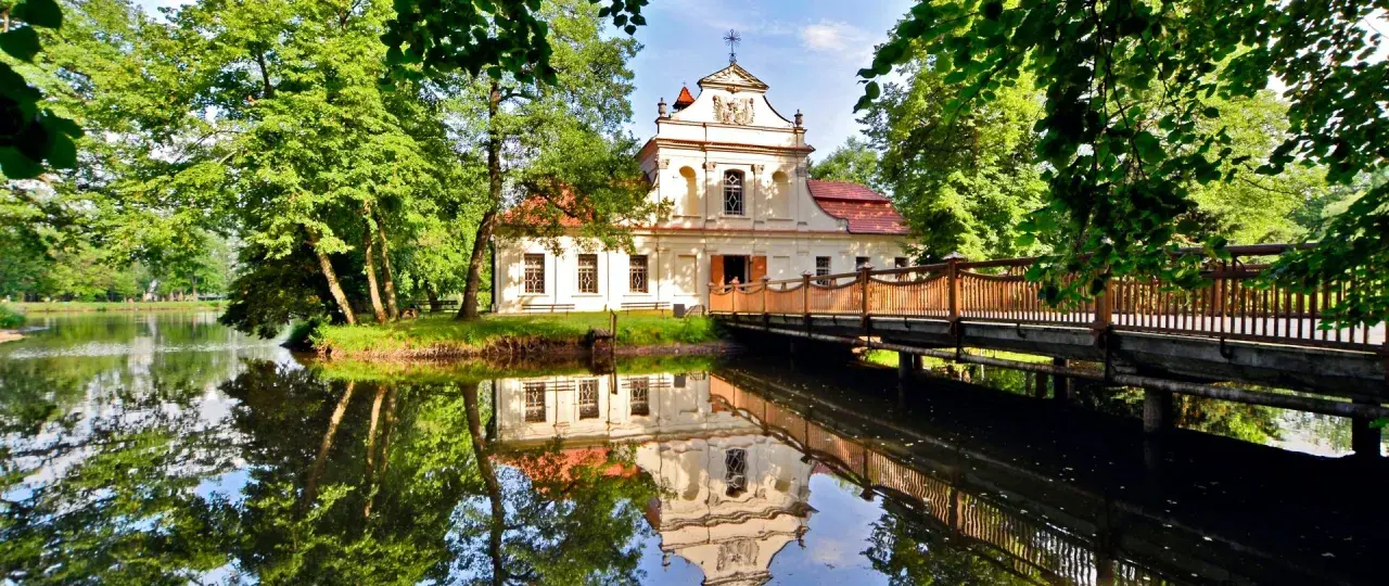 Piękny pałac nad wodą, idealne miejsce na spacer. Zwiedzanie zwierzyniec plan zwiedzania.