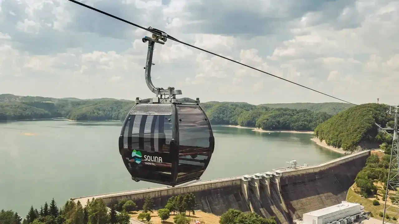 Kolejka linowa Solina z widokiem na zaporę i jezioro. Sprawdź solina kolejka linowa cennik i zaplanuj wycieczkę!