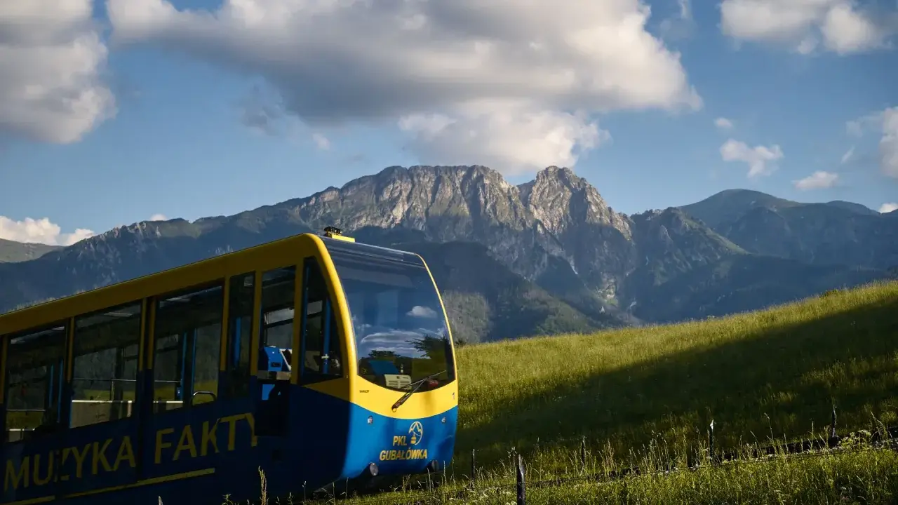 Kolejka na Gubałówkę czeka na turystów. Sprawdź godziny otwarcia i podziwiaj Tatry!