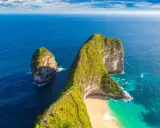 Nusa Penida, idealne miejsce na Twój **bali plan zwiedzania**. Klify porośnięte zielenią, turkusowa woda i piaszczysta plaża.