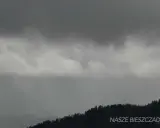 Mroczne chmury nad Bieszczadami zapowiadają deszcz. Nawet w taką pogodę Wetlina oferuje atrakcje, np. spacer po lesie.