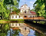 Piękny pałac nad wodą, idealne miejsce na spacer. Zwiedzanie zwierzyniec plan zwiedzania.