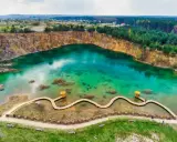 Turkusowe jezioro w kamieniołomie, drewniana kładka i altanka. Jedno z fajnych miejsc w Polsce, idealne na spacer.