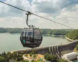 Kolejka linowa Solina z widokiem na zaporę i jezioro. Sprawdź solina kolejka linowa cennik i zaplanuj wycieczkę!