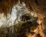 Wnętrze jaskiń w Zakopanem, pełne stalaktytów i stalagmitów, tworzy magiczny, podziemny krajobraz.