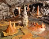 Niesamowite formacje skalne w jaskini Demianowskiej, stalaktyty i stalagmity tworzą bajkowy krajobraz.