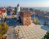 Rynek w Sandomierzu, idealne miejsce na jednodniową wycieczkę, to jedne z wielu atrakcji 100 km od Sandomierza.