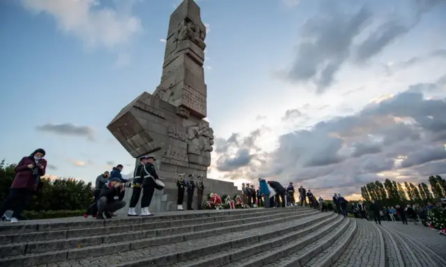 Uroczystość przy Pomniku Obrońców Wybrzeża na Westerplatte. Warto zobaczyć to miejsce pamięci.