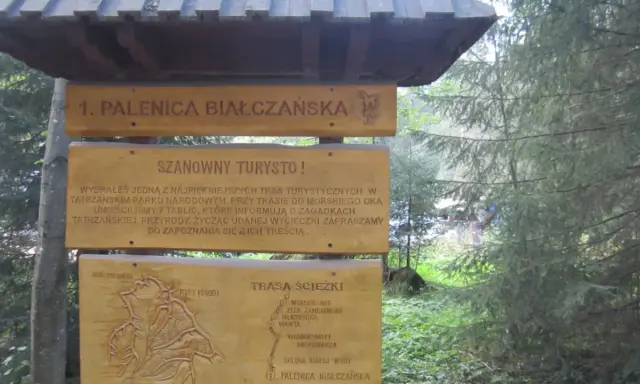 Drewniana tablica informacyjna przy trasie do Wodogrzmotów Mickiewicza. Opisuje szlak i zaprasza do zwiedzania.