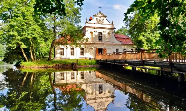 Piękny pałac nad wodą, idealne miejsce na spacer. Zwiedzanie zwierzyniec plan zwiedzania.