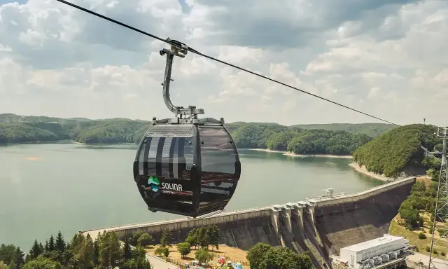 Kolejka linowa Solina z widokiem na zaporę i jezioro. Sprawdź solina kolejka linowa cennik i zaplanuj wycieczkę!