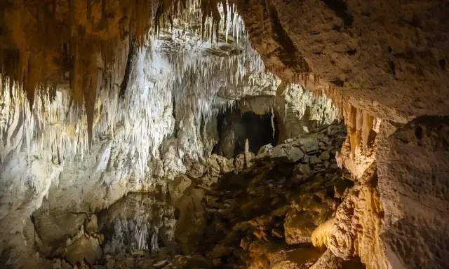 Wnętrze jaskiń w Zakopanem, pełne stalaktytów i stalagmitów, tworzy magiczny, podziemny krajobraz.