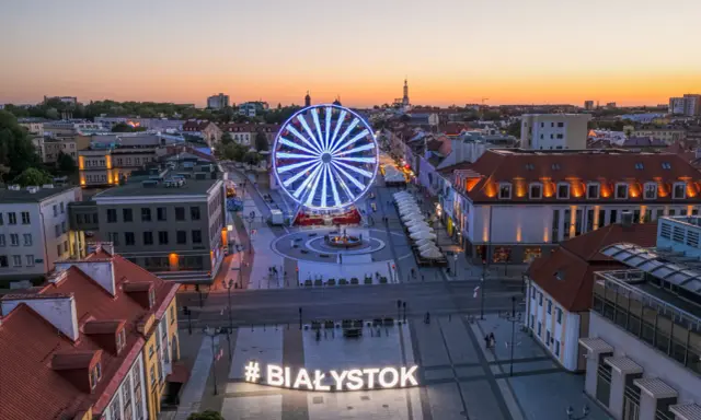 Wieczorny widok na #BIAŁYSTOK z diabelskim młynem i iluminacjami. Atrakcje miasta i okolicy zachęcają do odkrywania.