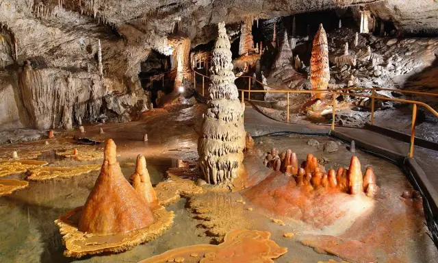 Niesamowite formacje skalne w jaskini Demianowskiej, stalaktyty i stalagmity tworzą bajkowy krajobraz.