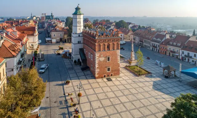 Rynek w Sandomierzu, idealne miejsce na jednodniową wycieczkę, to jedne z wielu atrakcji 100 km od Sandomierza.