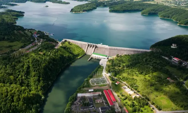 Zapora Solina, majestatyczna budowla w otoczeniu zielonych wzgórz i błękitnego jeziora. Ciekawostki o tej konstrukcji zachwycają.