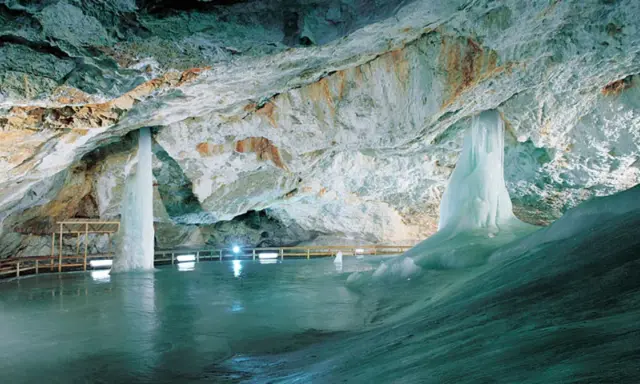 Lodowe cuda w jaskiniach Słowacji przy granicy. Stalaktyty i lodospady tworzą bajkowy krajobraz.