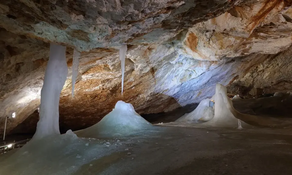 Lodowa jaskinia na Słowacji z imponującymi lodowymi stalagmitami i stalaktytami.