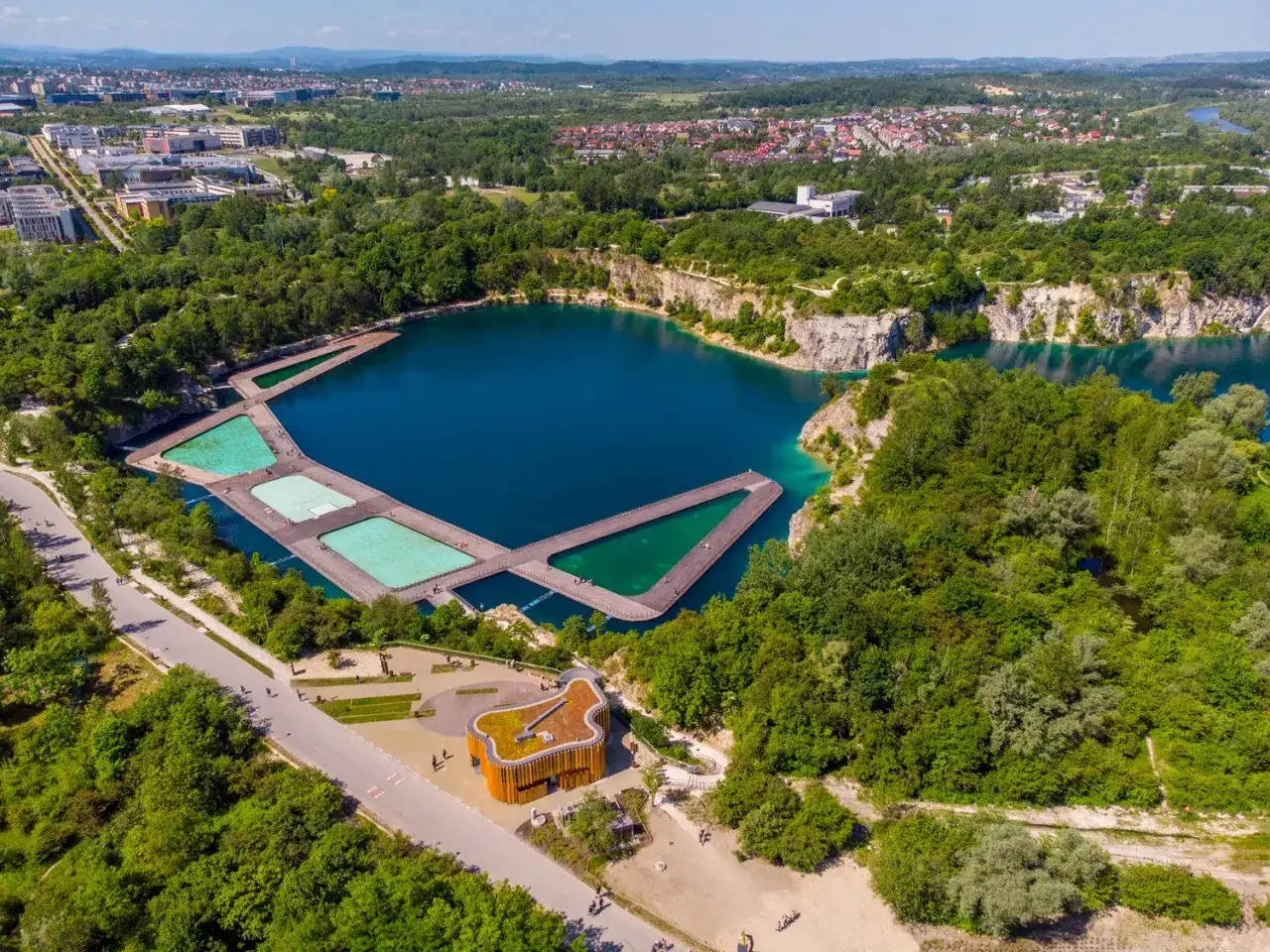 Zakrzówek: malowniczy zalew z drewnianymi pomostami i basenami. Sprawdź zakrzówek cennik i zaplanuj relaks.