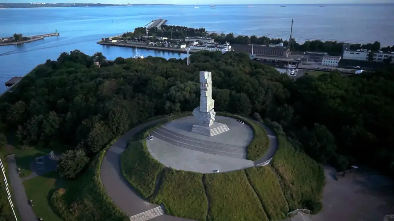 Pomnik Obrońców Wybrzeża na Westerplatte. Warto zobaczyć to miejsce pamięci, otoczone zielenią, z widokiem na morze i port.