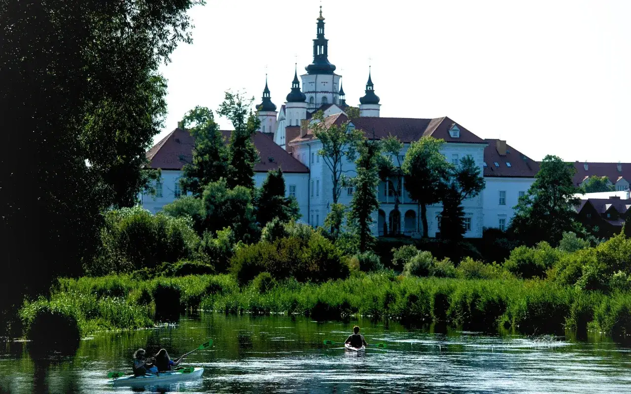 Spływ kajakowy Narewką z widokiem na klasztor. Supraśl i okolice co warto zobaczyć to raj dla miłośników przyrody i historii.